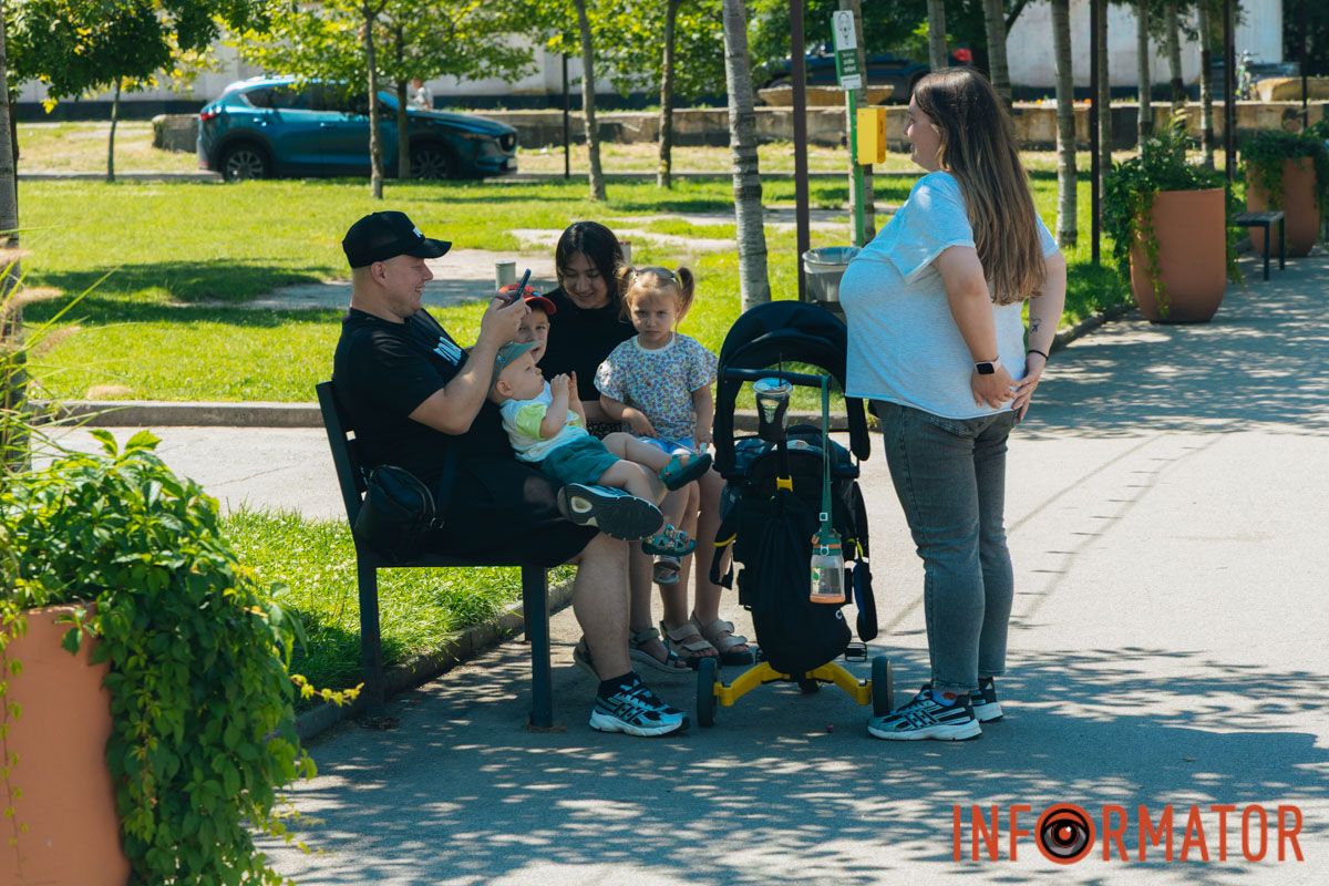 Сім'я на прогулянці