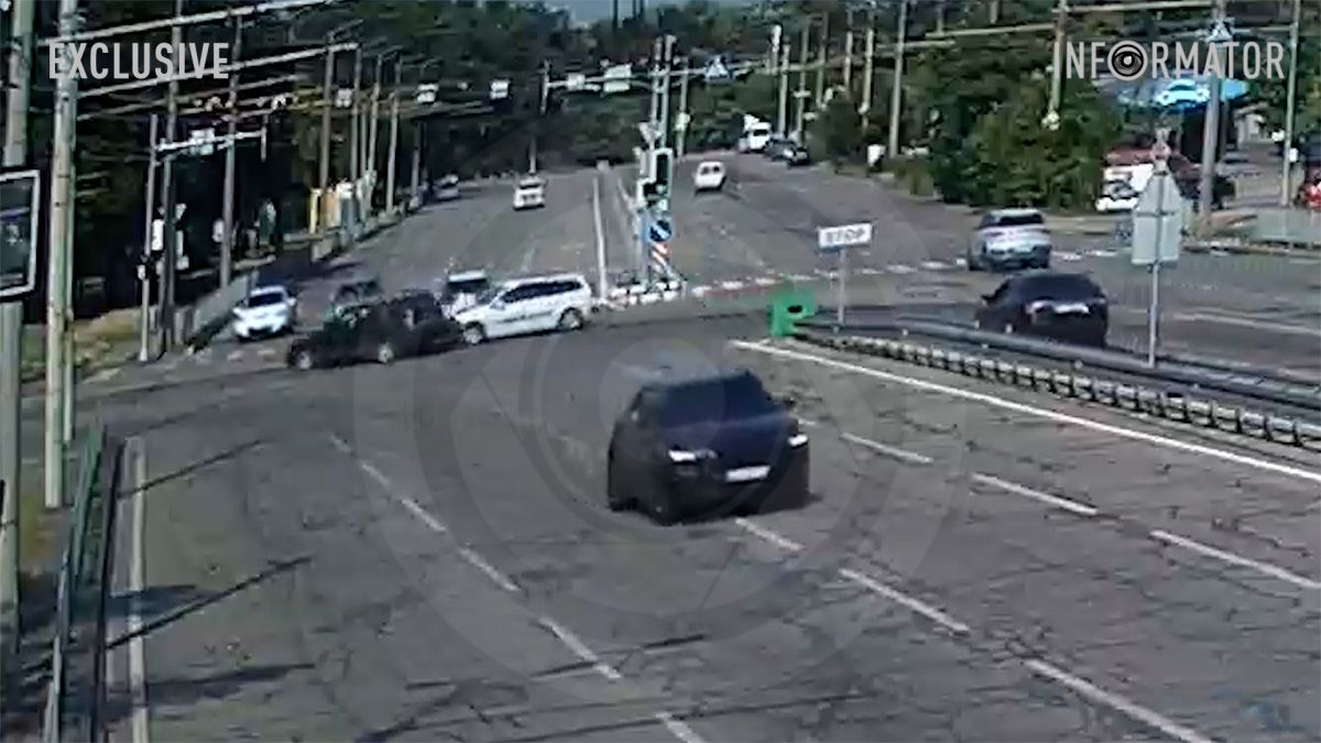 Відео моменту: у Дніпрі на Набережній Заводській зіштовхнулись Renault та Subaru