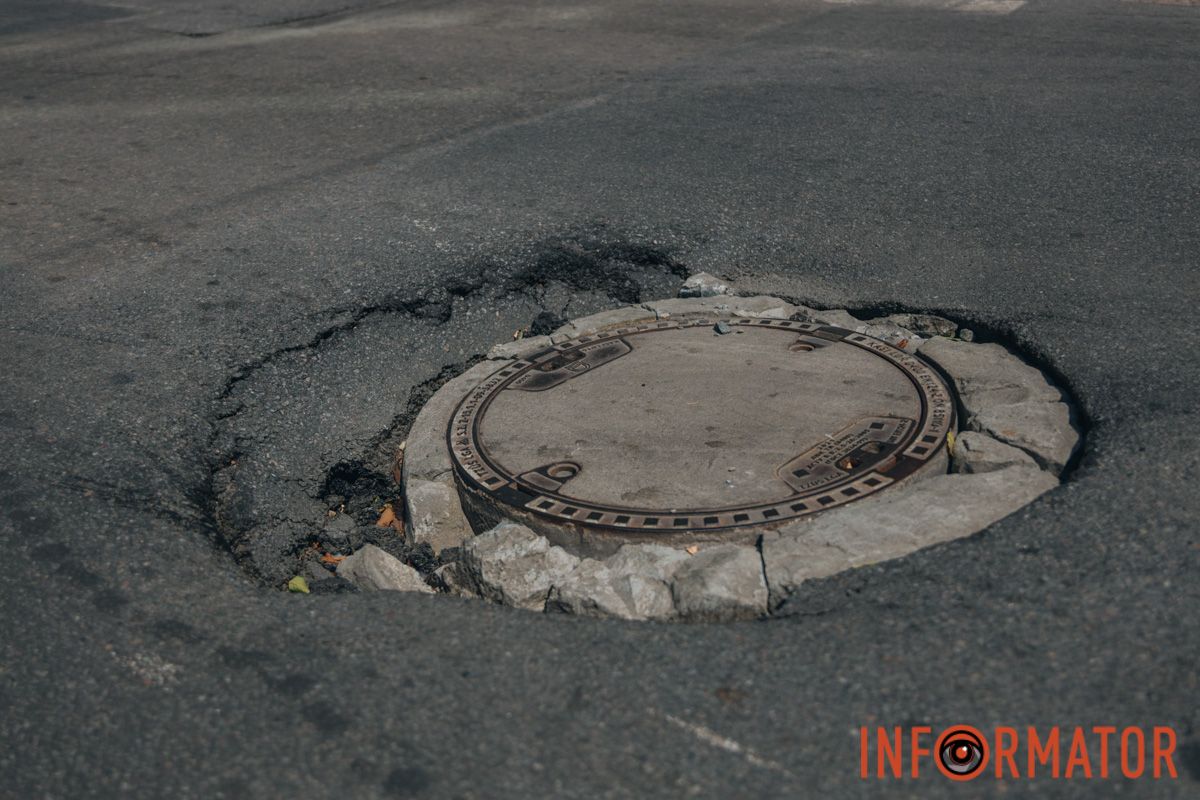 Глибока вибоїна може становити небезпеку для водіїв