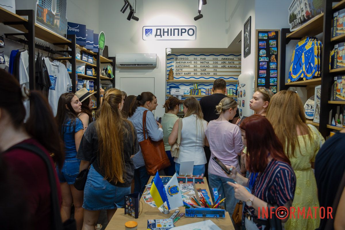 В Днепре на Яворницкого открыли первый сувенирный магазин: цены и ассортимент 53