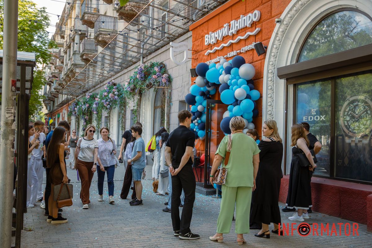 В Днепре на Яворницкого открыли первый сувенирный магазин: цены и ассортимент 60