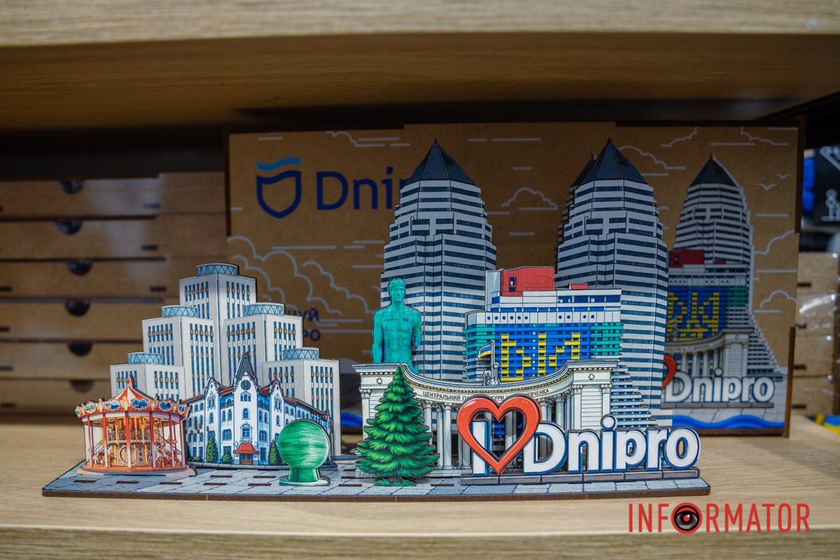 В Днепре на Яворницкого открыли первый сувенирный магазин: цены и ассортимент 52