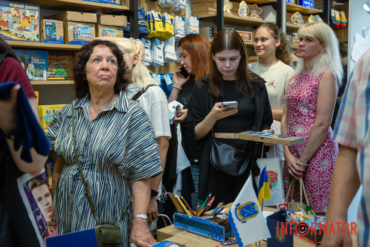 В новом пространстве можно приобрести сувениры, книги, одежду, керамику и другую продукцию, посвященную городу
