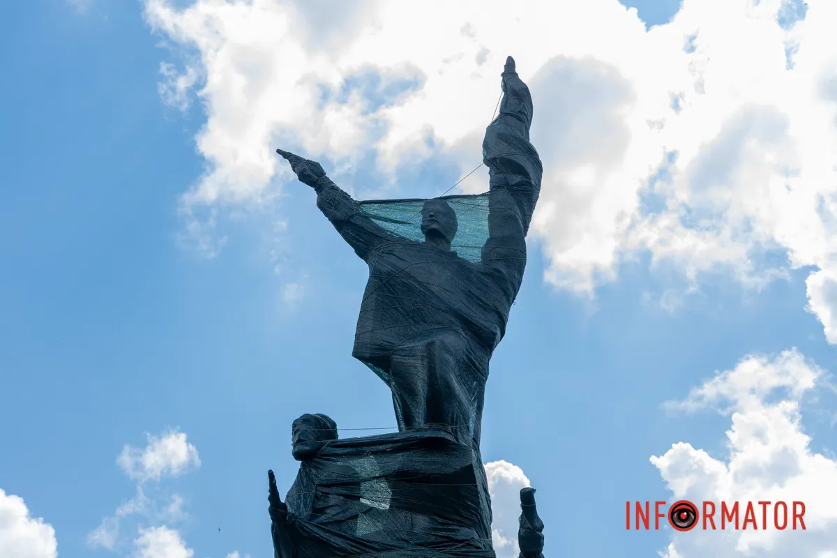 В Днепре планируют демонтировать памятник советским революционерам.