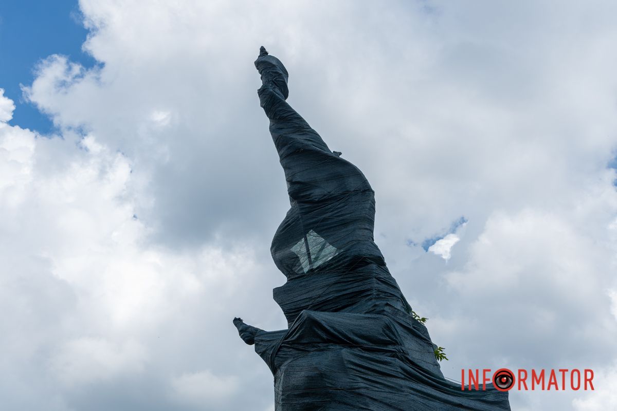 В Днепре планируют демонтировать памятник советским революционерам 10