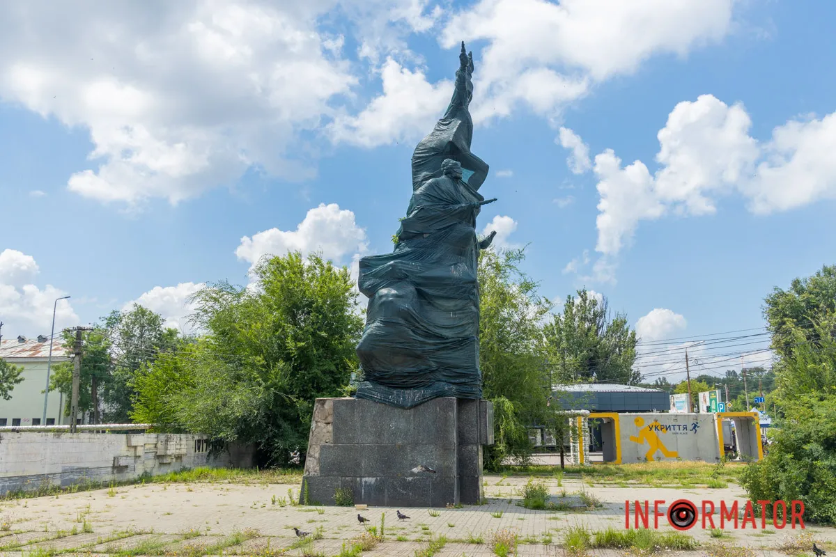 В Днепре планируют демонтировать памятник советским революционерам 3