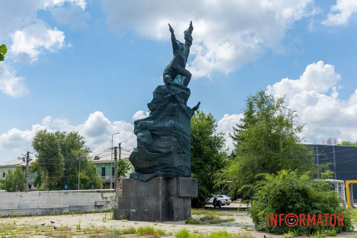 В Днепре планируют демонтировать памятник советским революционерам 4