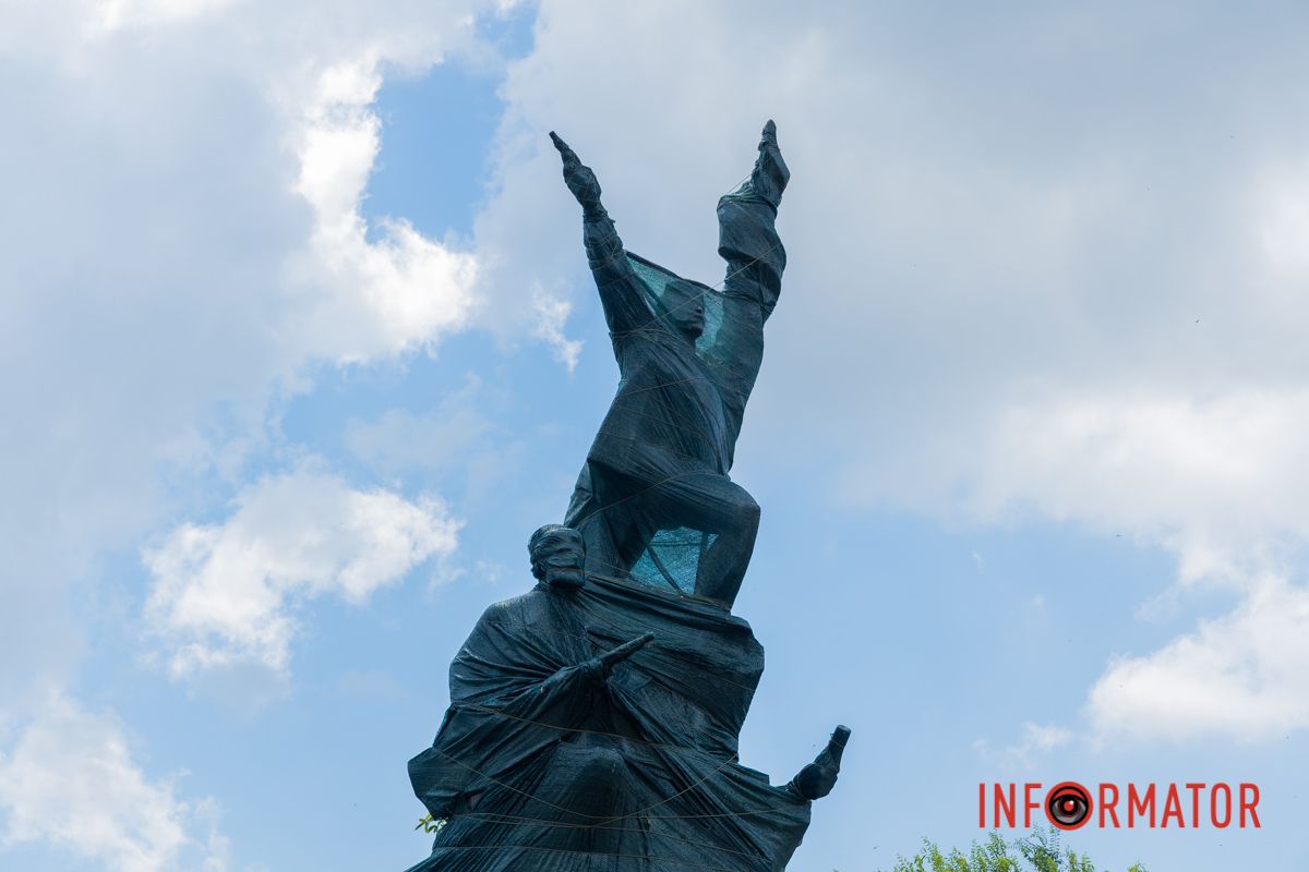 В Днепре планируют демонтировать памятник советским революционерам 6