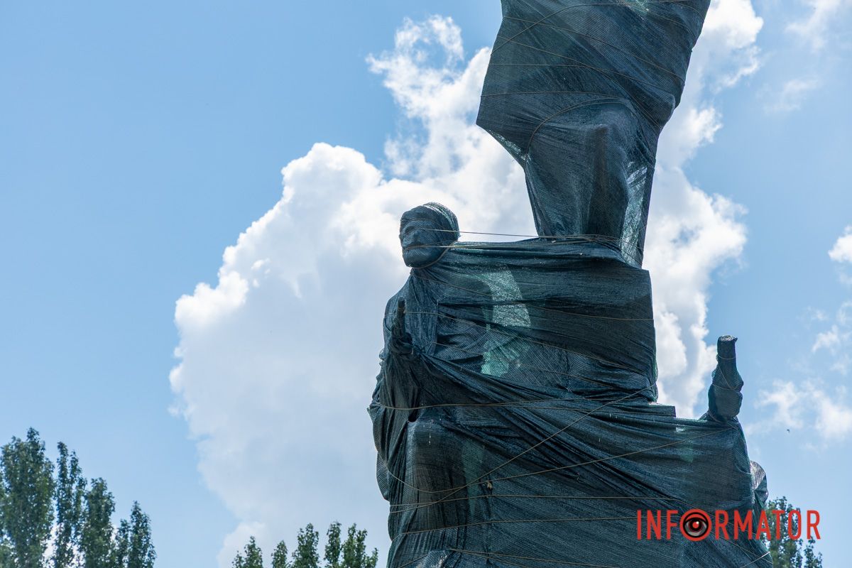 В Днепре планируют демонтировать памятник советским революционерам 7