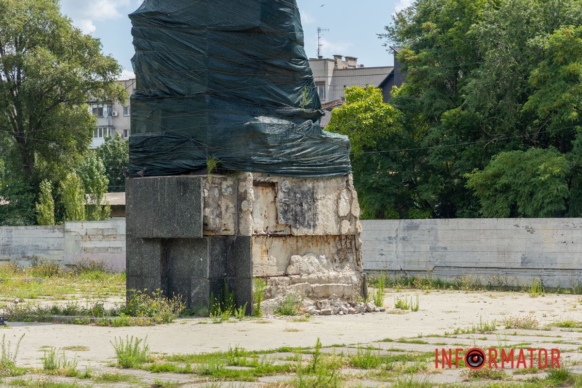 В Днепре планируют демонтировать памятник советским революционерам 9
