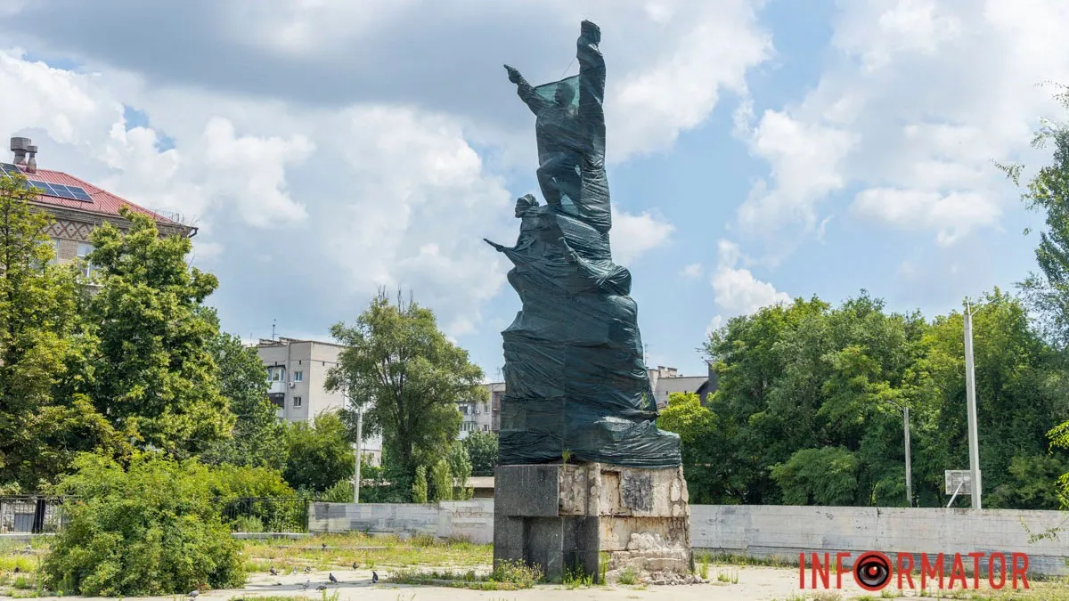 У Дніпрі планують демонтувати пам’ятник радянським революціонерам