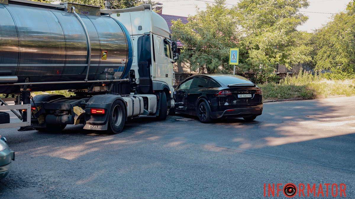 У Дніпрі на Орлівській зіткнулись Tesla та бензовоз DAF: рух ускладнений