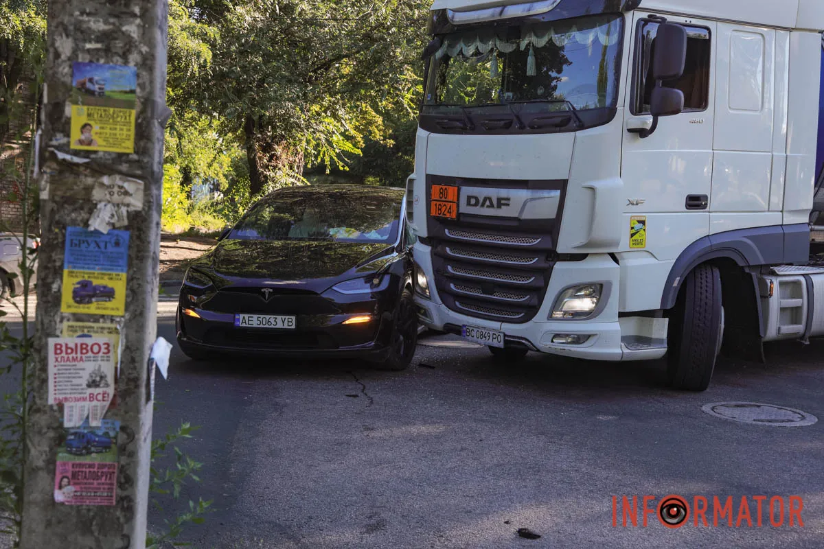 У Дніпрі на Орлівській зіткнулись Tesla та бензовоз DAF: рух ускладнений 5