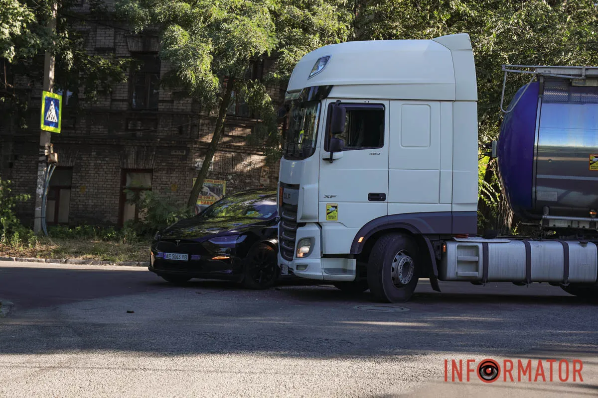 У Дніпрі на Орлівській зіткнулись Tesla та бензовоз DAF: рух ускладнений 15