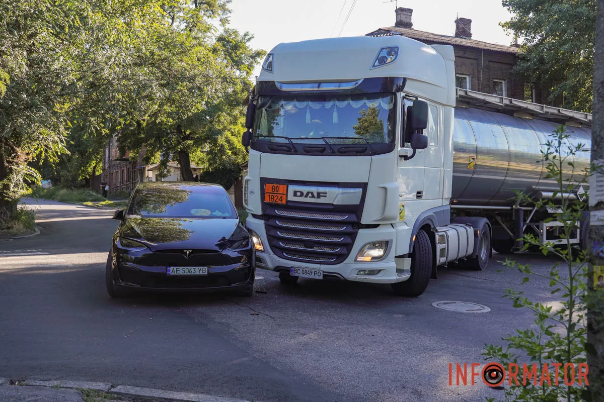 У Дніпрі на Орлівській зіткнулись Tesla та бензовоз DAF: рух ускладнений 2