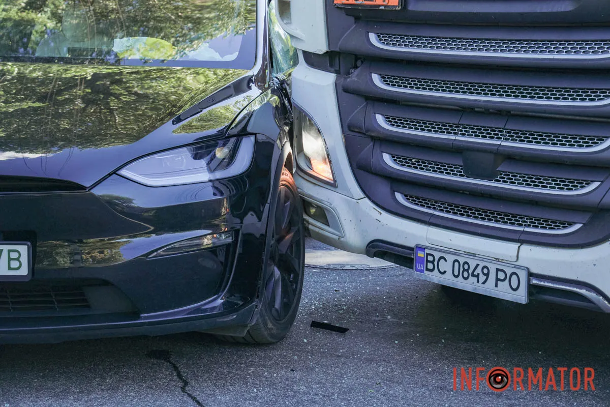 У Дніпрі на Орлівській зіткнулись Tesla та бензовоз DAF: рух ускладнений 8