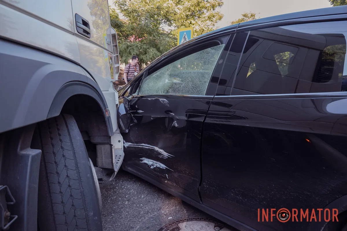 У Дніпрі на Орлівській зіткнулись Tesla та бензовоз DAF: рух ускладнений 12