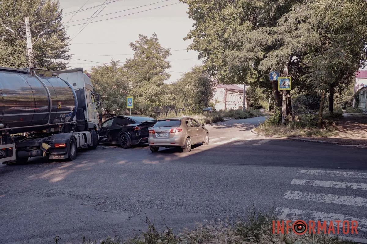 У Дніпрі на Орлівській зіткнулись Tesla та бензовоз DAF: рух ускладнений 6