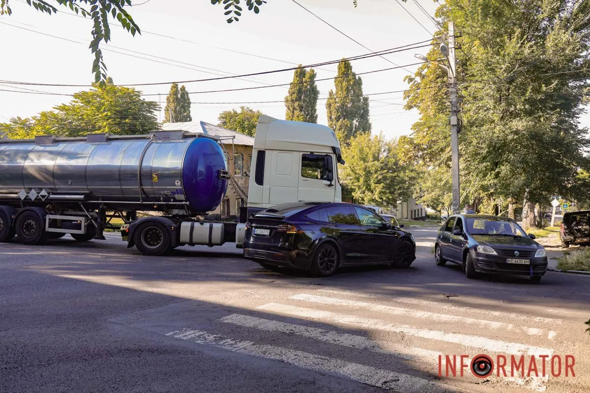 У Дніпрі на Орлівській зіткнулись Tesla та бензовоз DAF: рух ускладнений 11