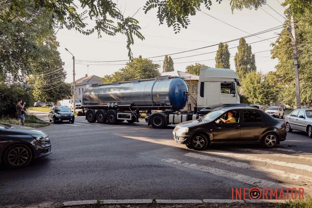 У Дніпрі на Орлівській зіткнулись Tesla та бензовоз DAF: рух ускладнений 7