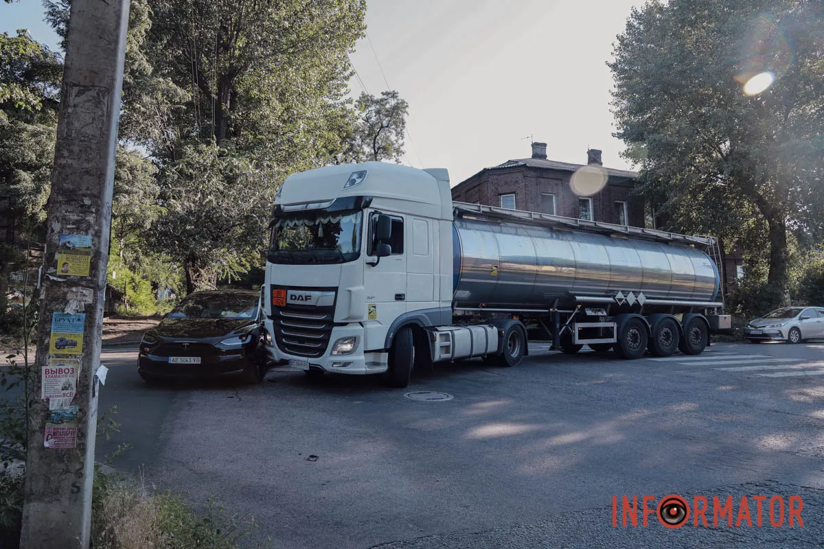 У Дніпрі на Орлівській зіткнулись Tesla та бензовоз DAF: рух ускладнений 1