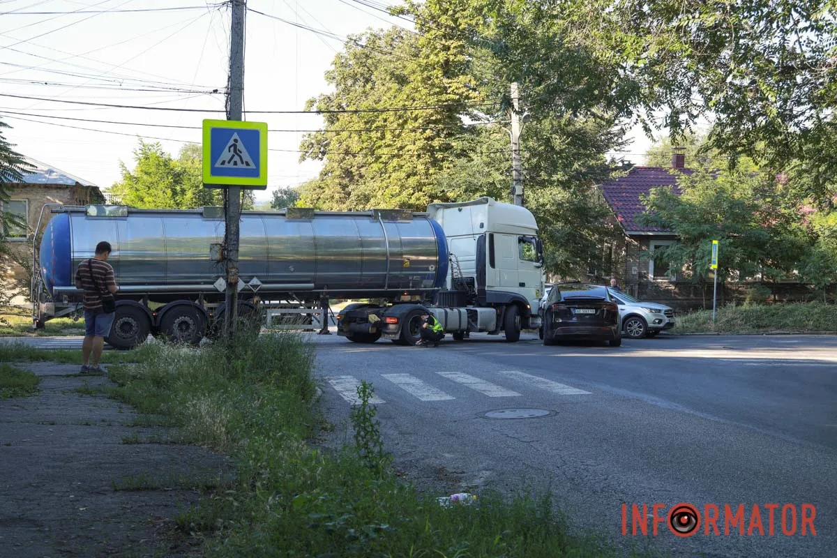 У Дніпрі на Орлівській зіткнулись Tesla та бензовоз DAF: рух ускладнений 9