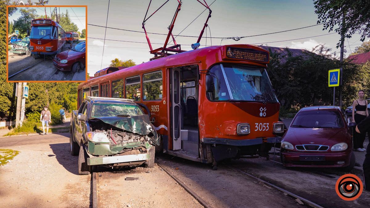 У Дніпрі на Словацькій Toyota вʼїхала у трамвай №15, який відлетів у Lanos: кількох людей доставили в лікарню