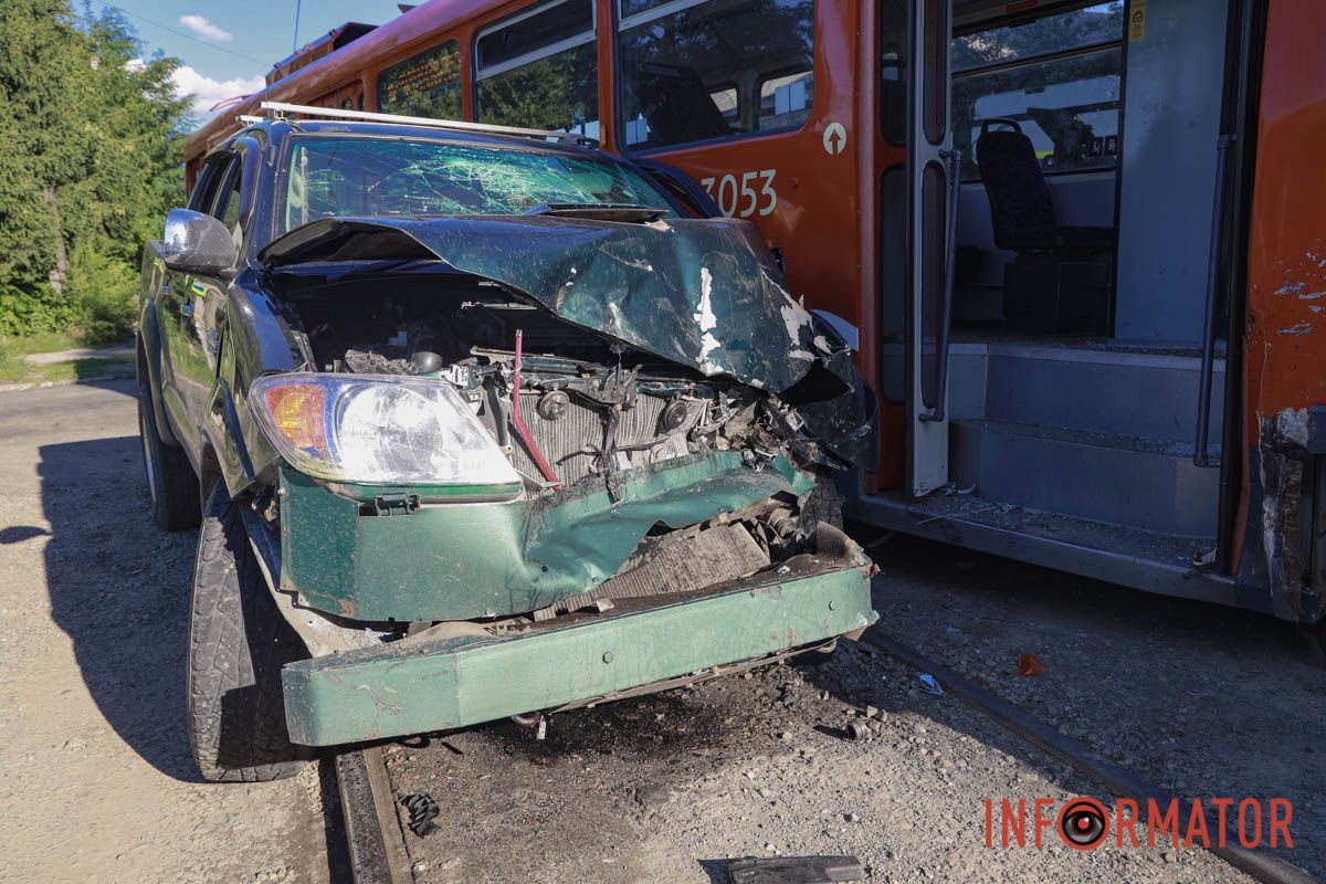 У Дніпрі на Словацькій Toyota вʼїхала у трамвай №15, який відлетів у Lanos: кількох людей доставили в лікарню 17