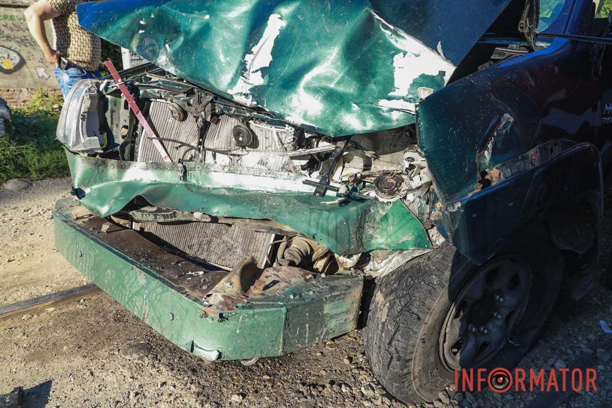 У Дніпрі на Словацькій Toyota вʼїхала у трамвай №15, який відлетів у Lanos: кількох людей доставили в лікарню 8