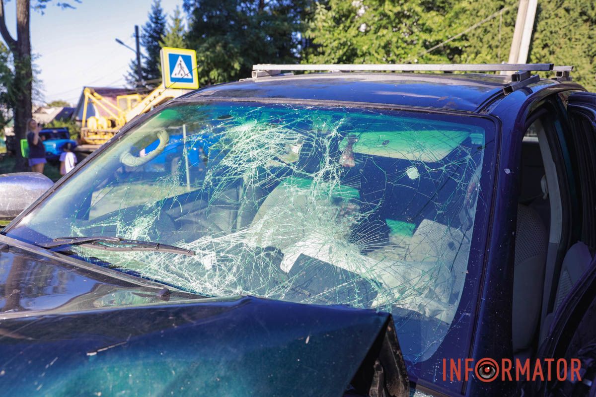 У Дніпрі на Словацькій Toyota вʼїхала у трамвай №15, який відлетів у Lanos: кількох людей доставили в лікарню 10