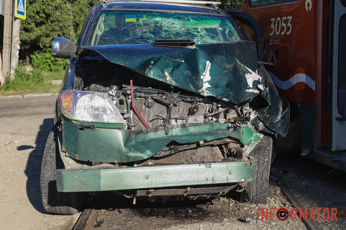 У Дніпрі на Словацькій Toyota вʼїхала у трамвай №15, який відлетів у Lanos: кількох людей доставили в лікарню 3
