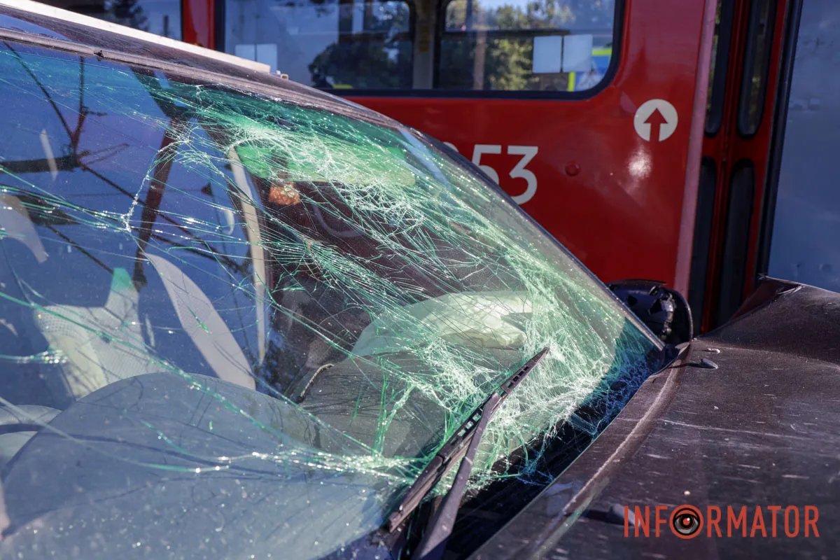У Дніпрі на Словацькій Toyota вʼїхала у трамвай №15, який відлетів у Lanos: кількох людей доставили в лікарню 6
