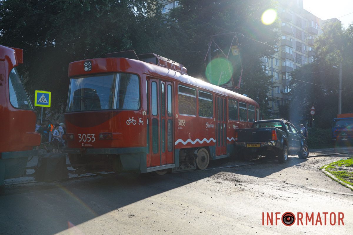 У Дніпрі на Словацькій Toyota вʼїхала у трамвай №15, який відлетів у Lanos: кількох людей доставили в лікарню 9