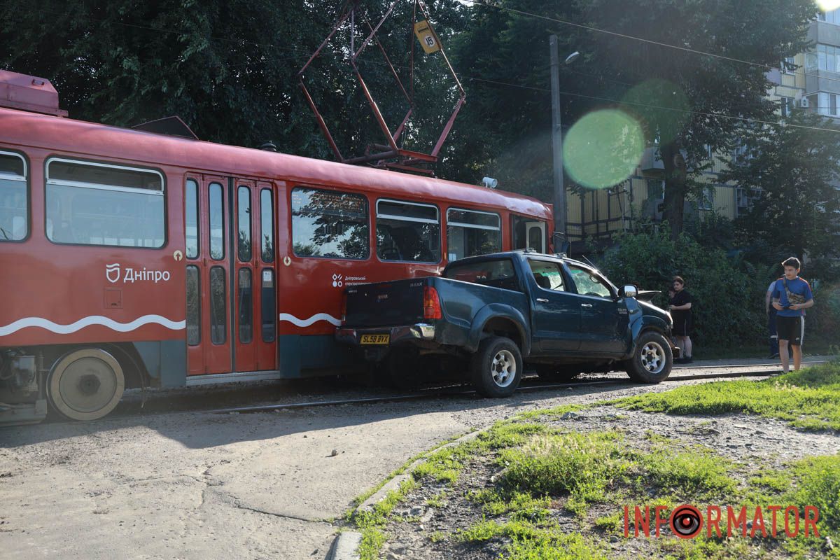 У Дніпрі на Словацькій Toyota вʼїхала у трамвай №15, який відлетів у Lanos: кількох людей доставили в лікарню 11