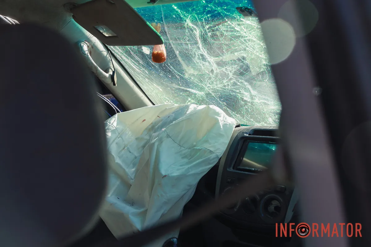 У Дніпрі на Словацькій Toyota вʼїхала у трамвай №15, який відлетів у Lanos: кількох людей доставили в лікарню 5