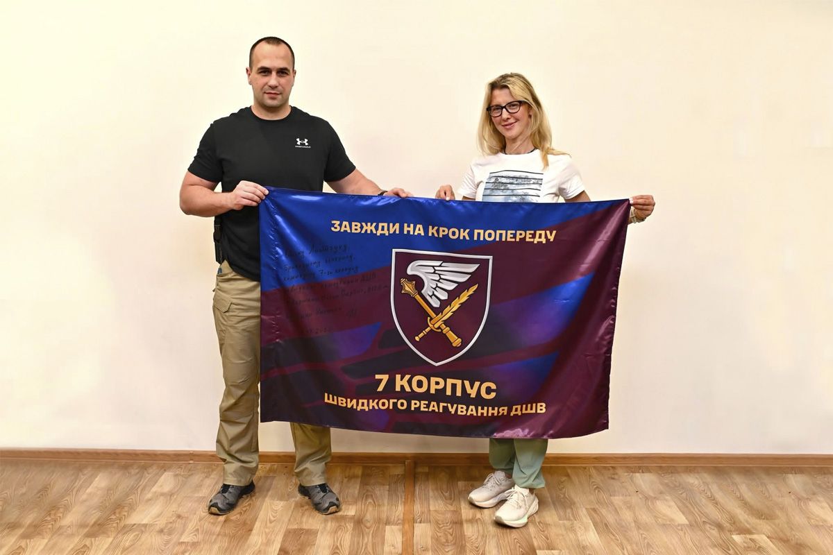 Евгений Ласийчук и Ирина Караган Днепровская альпинистка подняла флаг 7 корпуса ДШВ на одну из самых высоких вершин мира.
