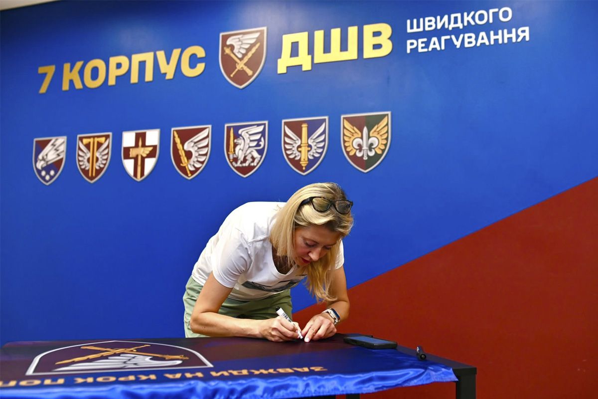 Ирина передала флаг генералу Ласийчуку Днепровская альпинистка подняла флаг 7 корпуса ДШВ на одну из самых высоких вершин мира 3