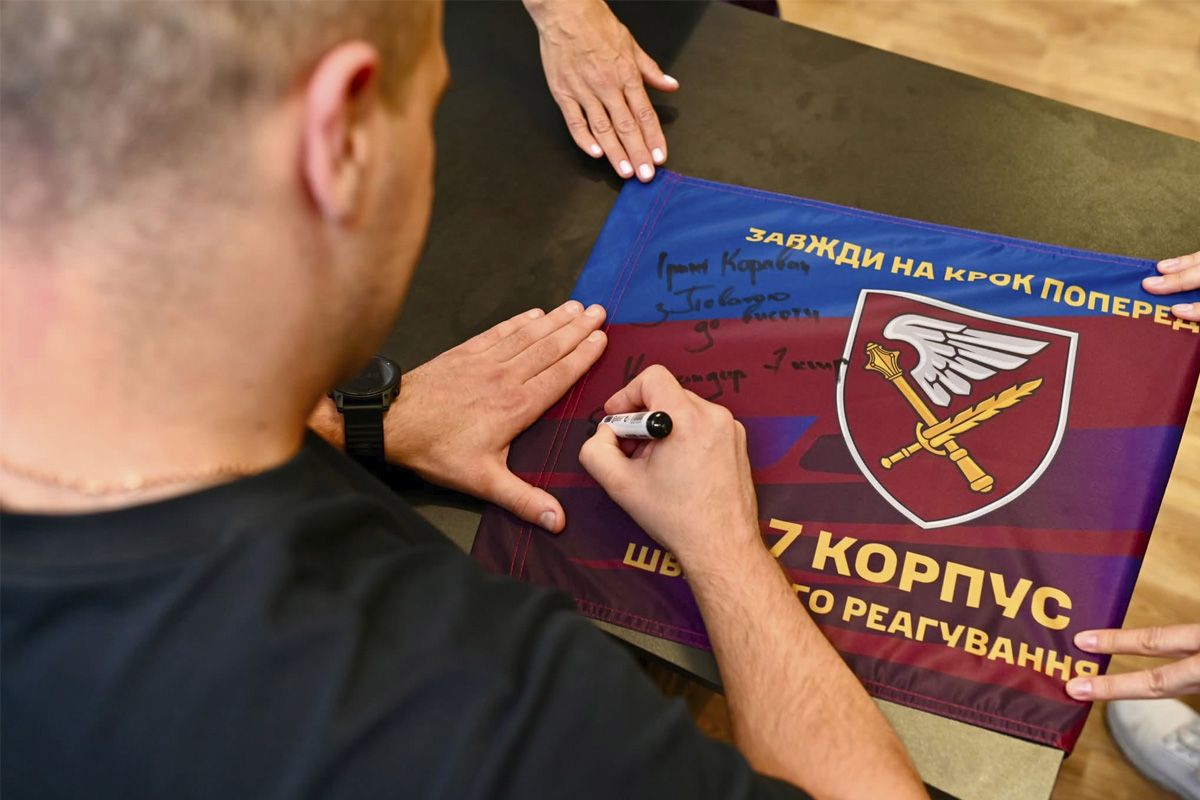 Евгений Ласийчук: "Ирине Караган. С уважением к высоте" Днепровская альпинистка подняла флаг 7 корпуса ДШВ на одну из самых высоких вершин мира.