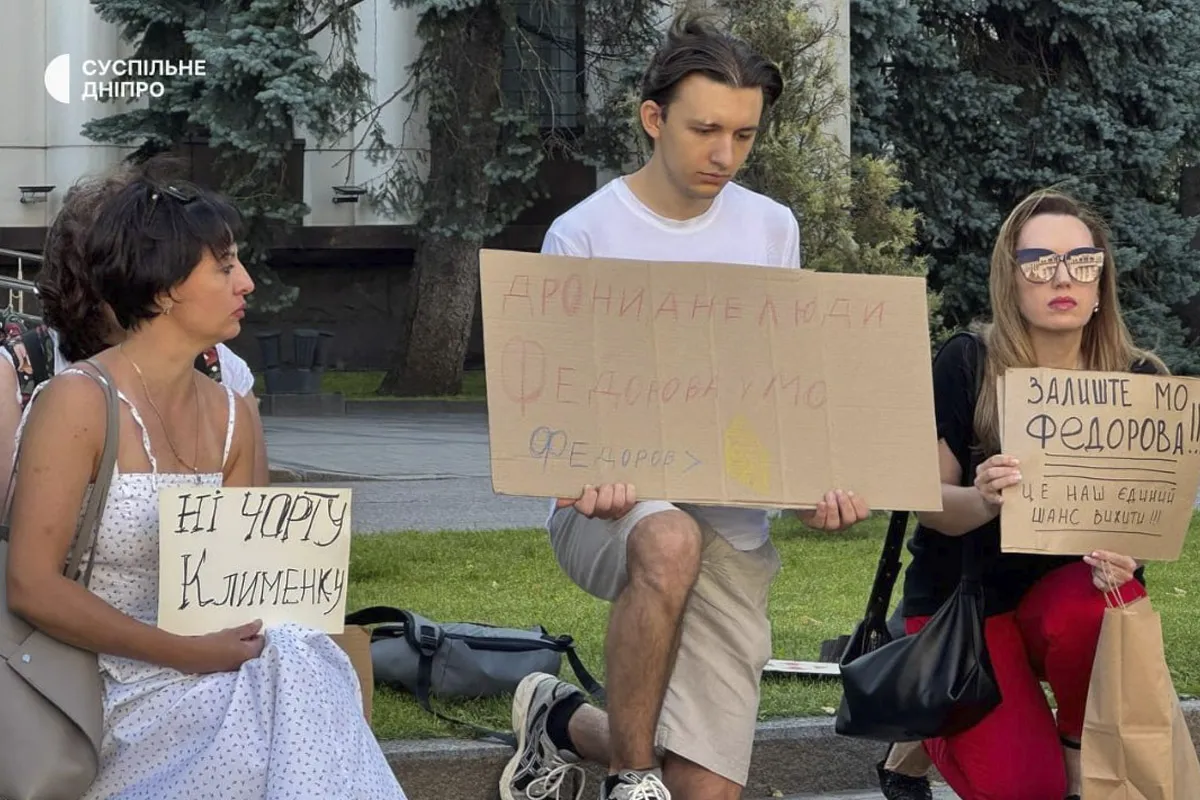 На акцію прийшли близько 100 людей Прапори та плакати на підтримку в.о. міністра оборони: у Дніпрі протестують проти відставки Федорова 2