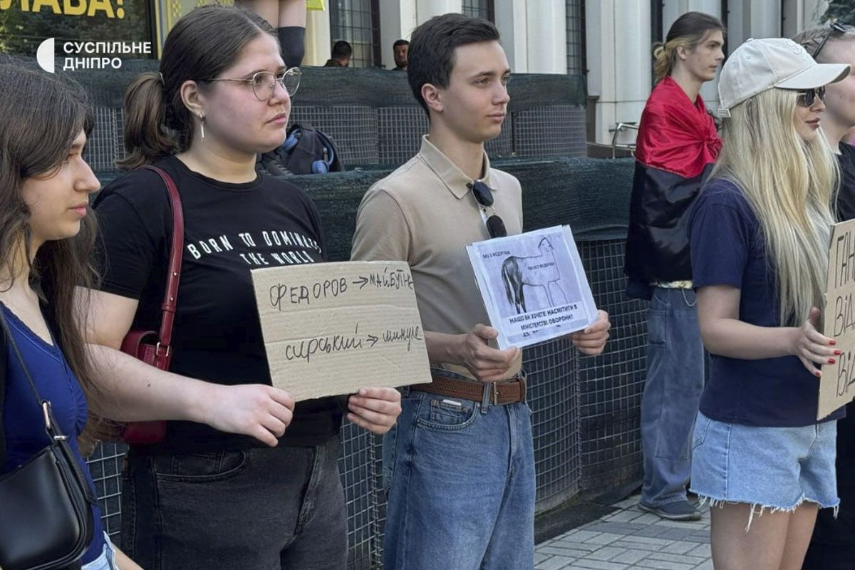 Мітингарі тримають плакати на підтримку Федорова та прапори України Прапори та плакати на підтримку в.о. міністра оборони: у Дніпрі протестують проти відставки Федорова 3