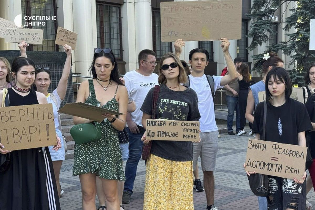Під час акції учасники скандують: «Москалі в захваті, а ми - ні», «Зеленський схаменися - Михайло повернися» та «Не ламати те, що працює» Прапори та плакати на підтримку в.о. міністра оборони: у Дніпрі протестують проти відставки Федорова 4