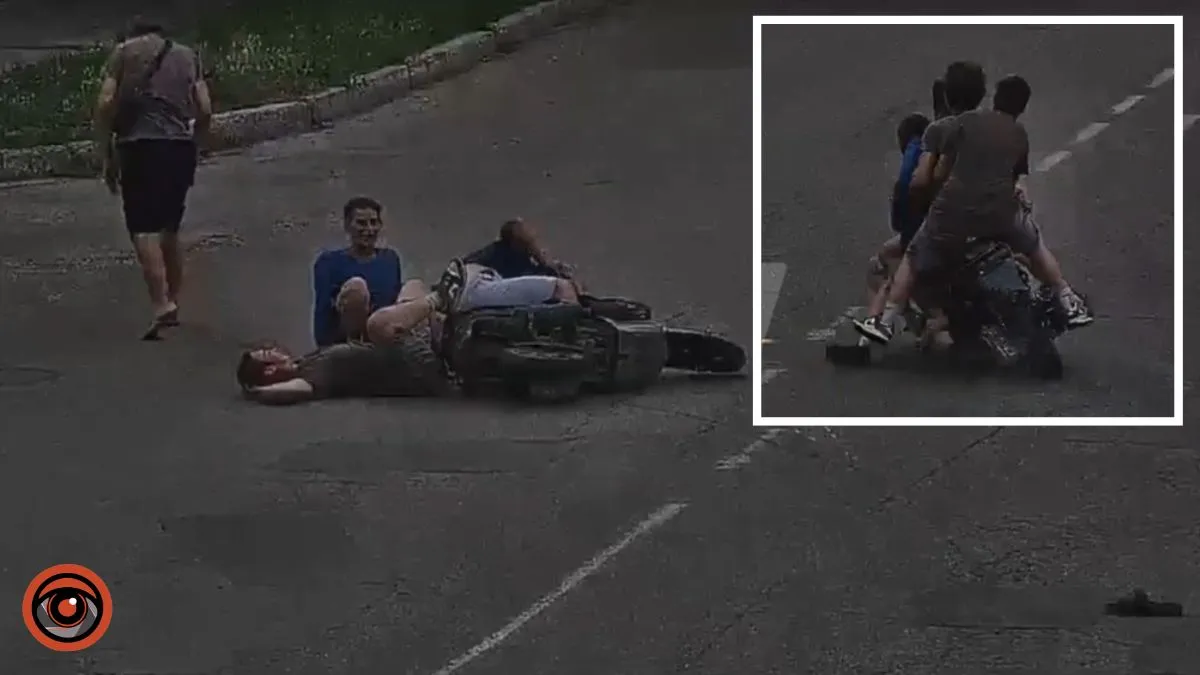 У Кам’янському четверо підлітків на одному скутері потрапили у ДТП: відео моменту