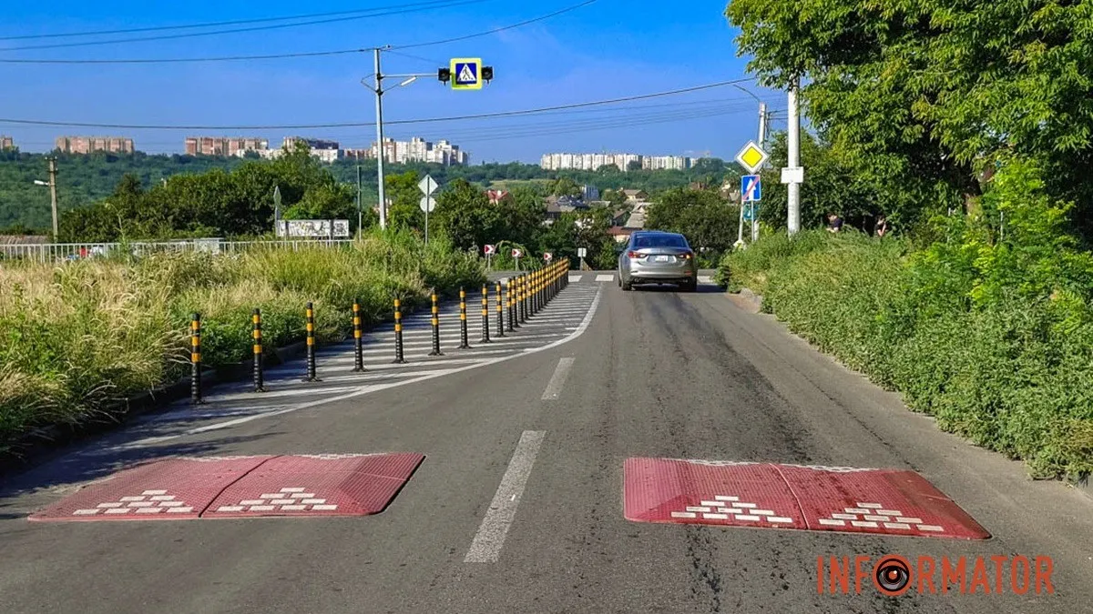У Дніпрі на Героїв Рятувальників з’явились дорожні стовпчики
