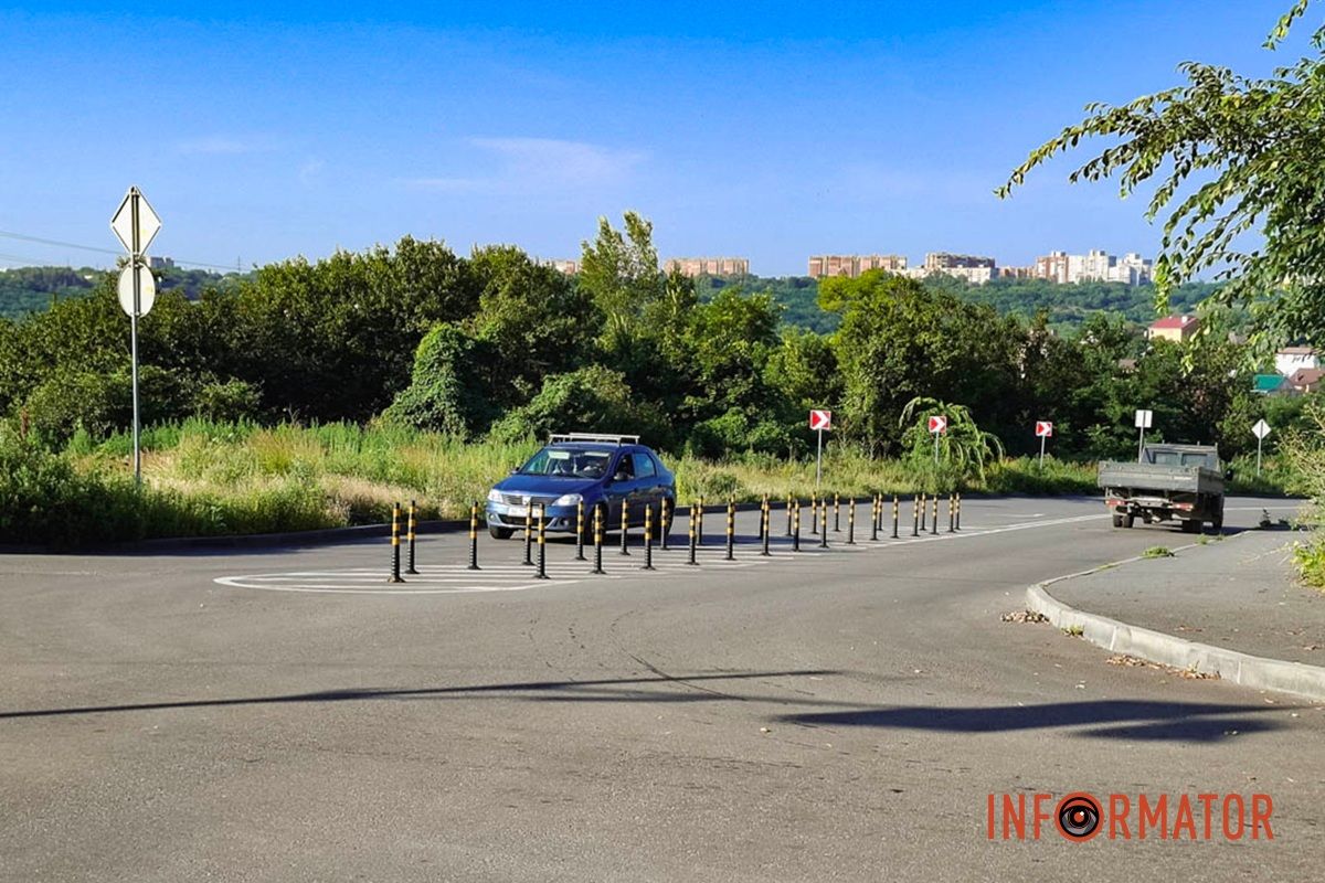 Ще такі стовпчики встановили на Лабораторній