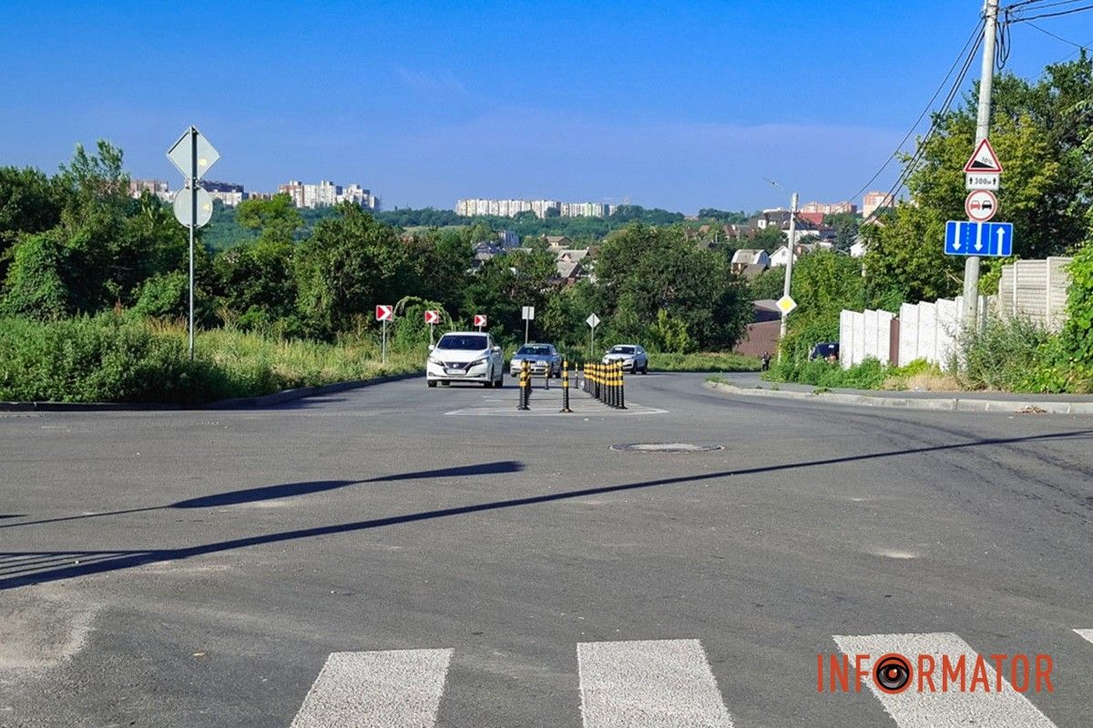 Дорожні стовпчики поза перехрестям