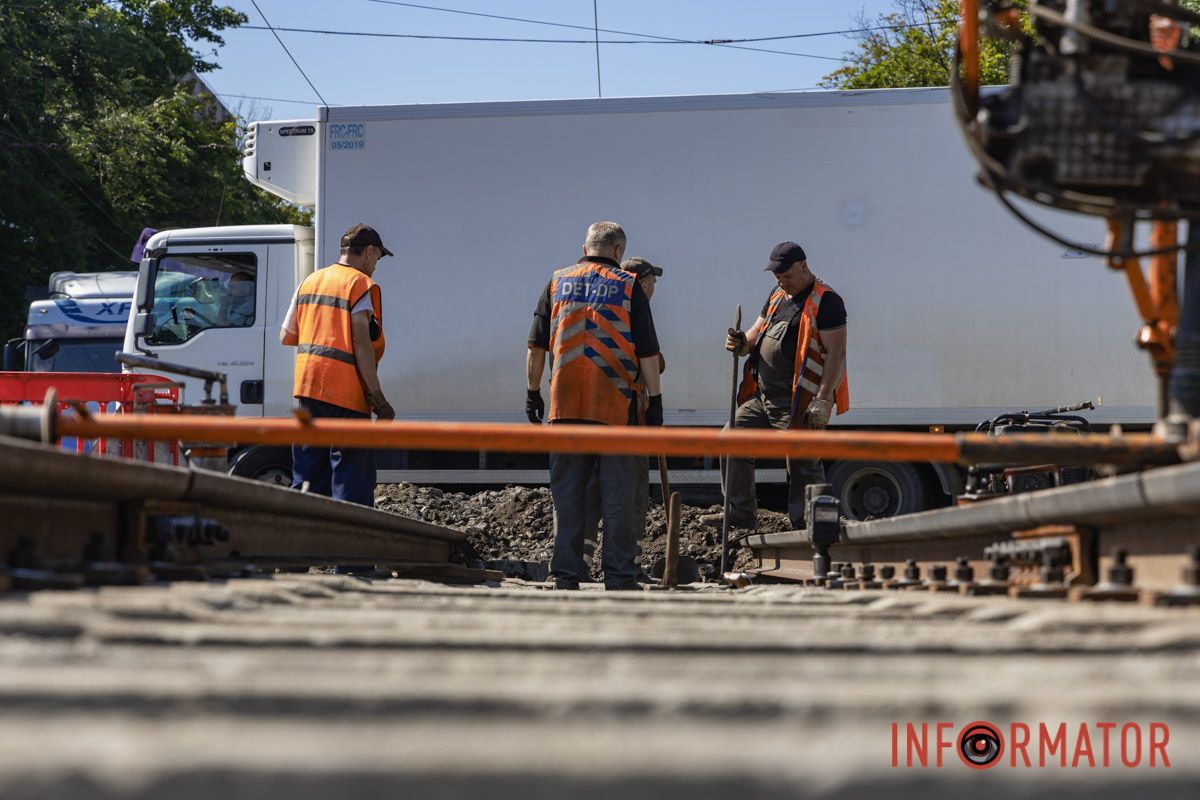 Попереду передбачена заміна ще однієї колії у зворотньому напрямку Попереду передбачена заміна ще однієї колії у зворотньому напрямку
