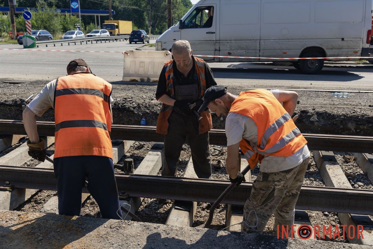 Після завершення робіт переїзд вкриють плитами У Дніпрі на проспекті Богдана Хмельницького ремонтують трамвайний переїзд: рух на ділянці ускладнений 10
