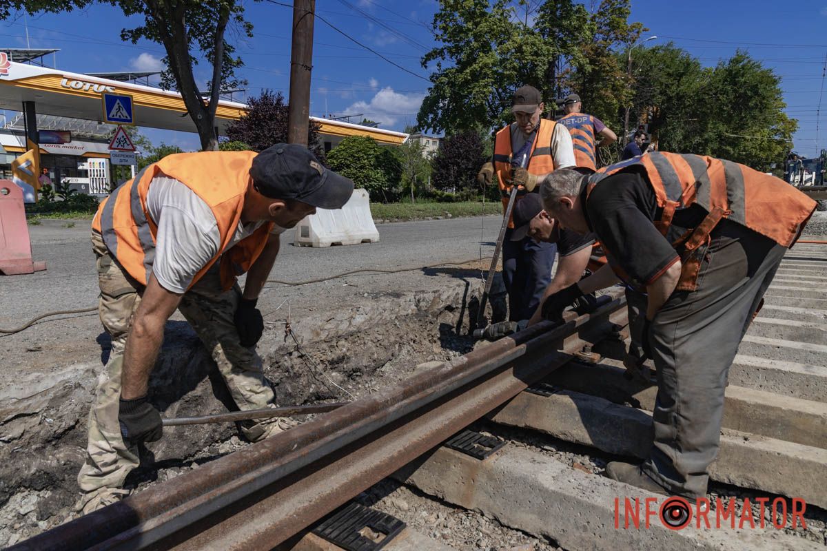 Ще роботи ведуться поблизу Чорних Запорожців У Дніпрі на проспекті Богдана Хмельницького ремонтують трамвайний переїзд: рух на ділянці ускладнений 11