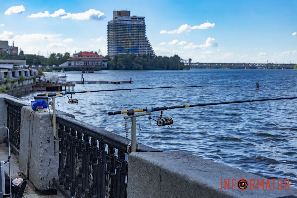 Літня риболовля у Дніпрі: атмосфера спокою на міській Набережній 2