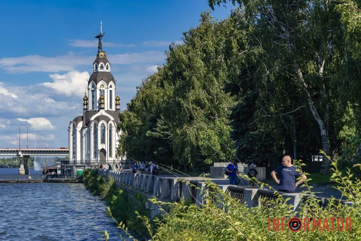 Літня риболовля у Дніпрі: атмосфера спокою на міській Набережній 3